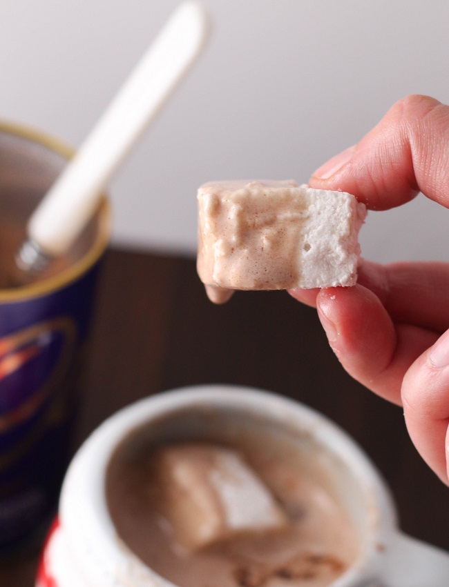 Gingerbread Marshmallows in Cocoa