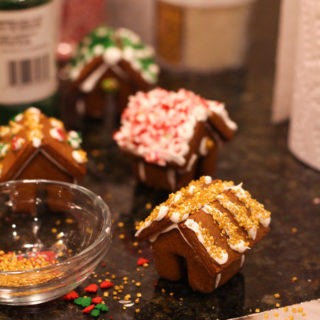 Mini gingerbread house decoarting